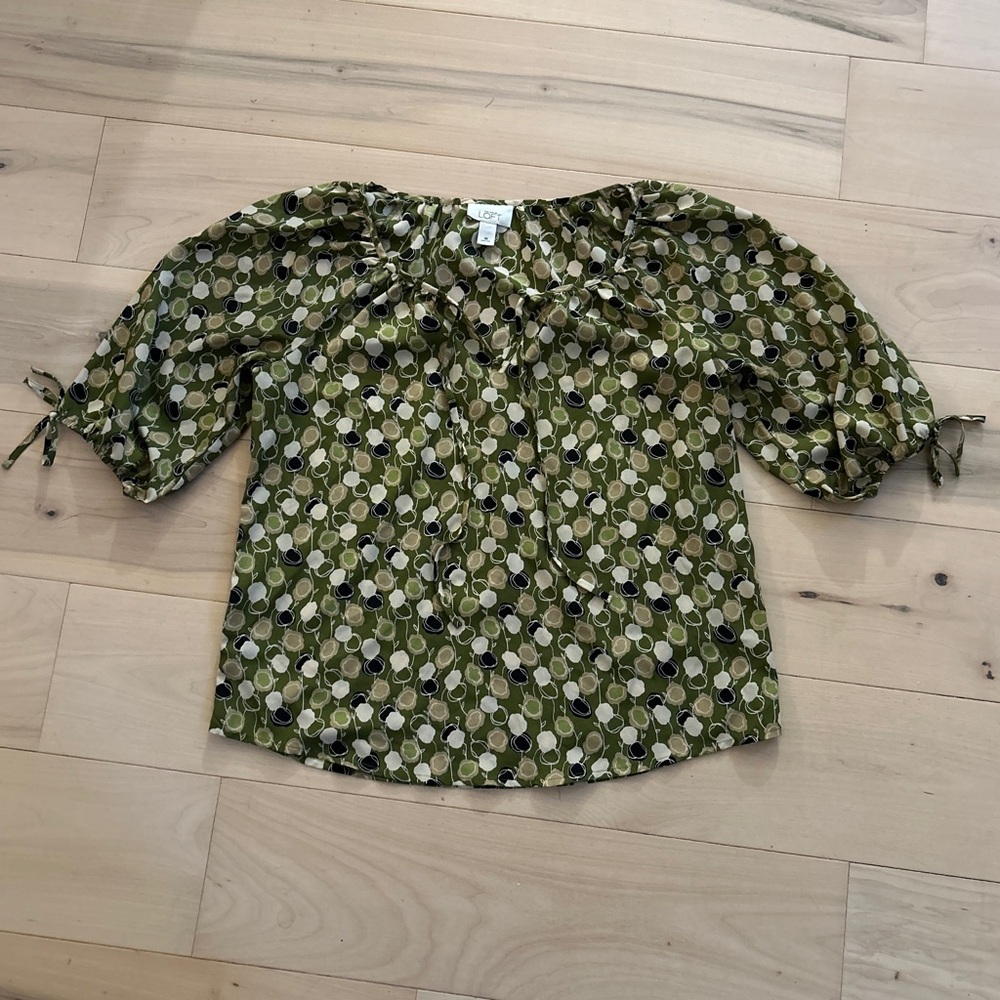 NWOT Ann Taylor LOFT Olive Geo Floral Peasant Blouse M